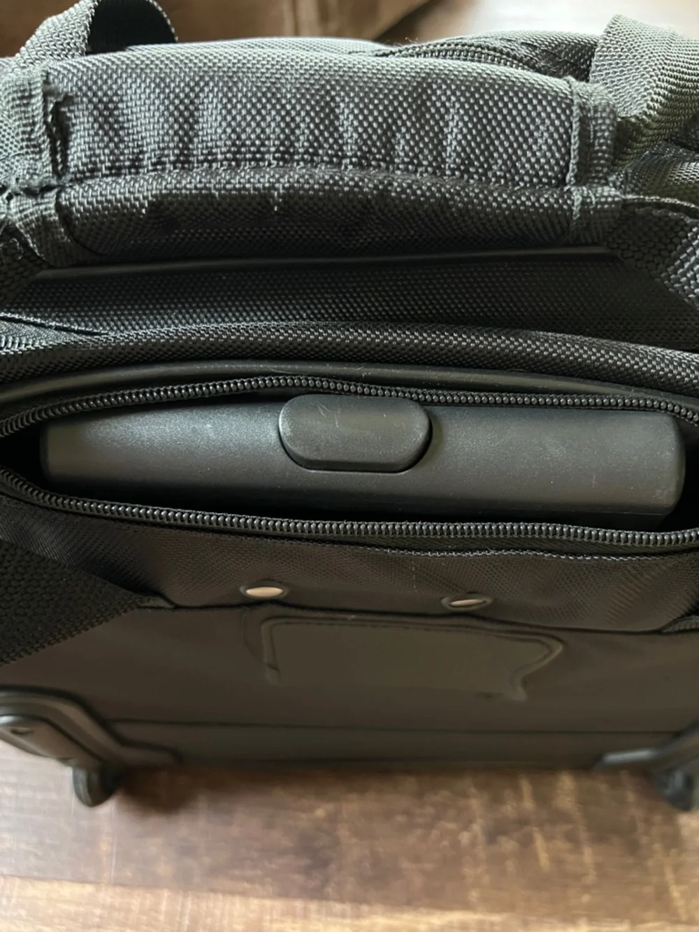 Targus rolling work bag. Black. Silver-toned hardware. - Picture 15 of 16